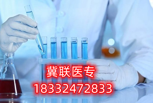 對于很多想要通過河北單招考試升學(xué)的家長和學(xué)生，往往感到為難的就是如何選擇大類方向。石家莊冀聯(lián)醫(yī)學(xué)中專學(xué)校單招升學(xué)熱門專業(yè)及院校推薦  石家莊冀聯(lián)醫(yī)學(xué)中專學(xué)校單招升學(xué)熱門專業(yè)及院校推薦  一方面是對大類招生政策的不了解，另一方面是感覺孩子太小，還不定性，盲目選擇怕將來孩子后悔。    考試七類是家長們眼中的熱門大類，護(hù)理是人氣最高的專業(yè)，優(yōu)秀院校：滄州醫(yī)學(xué)高等?？茖W(xué)校。下面于老師給大家介紹一下第七類醫(yī)藥衛(wèi)生(臨床醫(yī)學(xué)類專業(yè)除外)等所涉及專業(yè)。    單招考試第七類醫(yī)學(xué)類考試第七類：    醫(yī)藥衛(wèi)生(臨床醫(yī)學(xué)類專業(yè)除外)等所涉及專業(yè)    科目：語文150分+數(shù)學(xué)150分+化學(xué)100分+職業(yè)適應(yīng)性測試350分（1、我國當(dāng)前醫(yī)藥衛(wèi)生行業(yè)的特點和發(fā)展方向、醫(yī)藥衛(wèi)生行業(yè)的特點和工作內(nèi)容常識;2、生活中常見的基本疾病預(yù)防知識和疫情防控知識;3、國際、全國疾病防控宣傳日相關(guān)知識;4、醫(yī)學(xué)專業(yè)相關(guān)的社會人文常識。）    牽頭院校：滄州醫(yī)學(xué)高等?？茖W(xué)校    推薦院校：河北化工醫(yī)藥職業(yè)技術(shù)學(xué)院、滄州醫(yī)學(xué)高等?？茖W(xué)校、邢臺健康醫(yī)學(xué)院、承德護(hù)理職業(yè)學(xué)院、廊坊衛(wèi)生職業(yè)學(xué)院、唐山職業(yè)技術(shù)學(xué)院、河北女子職業(yè)技術(shù)學(xué)院    熱門專業(yè)：護(hù)理、醫(yī)學(xué)檢驗技術(shù)、醫(yī)學(xué)影像技術(shù)、助產(chǎn)、口腔醫(yī)學(xué)技術(shù)、心理咨詢、眼視光技術(shù)、藥學(xué)    2023年河北單招考試人數(shù)：約25300人    錄取率：58.47%    公辦錄取率：17.50%    大類解讀：熱門大類，男女生都可以報考，文理不限，專業(yè)技術(shù)性不強(qiáng)。      第七大類職業(yè)適應(yīng)性測試具體考試內(nèi)容：    1、我國當(dāng)前醫(yī)藥衛(wèi)生行業(yè)的特點和發(fā)展方向、醫(yī)藥衛(wèi)生行業(yè)的特點和工作內(nèi)容常識；    2、生物醫(yī)學(xué)基礎(chǔ)知識；    3、生活中常見的基本疾病預(yù)防知識和疫情防控知識；    4、國際、全國疾病防控宣傳日相關(guān)知識；    5、醫(yī)學(xué)專業(yè)相關(guān)的社會人文常識。      一、護(hù)理    就業(yè)方向：主要面向各級各類醫(yī)療衛(wèi)生系統(tǒng)和社區(qū)衛(wèi)生服務(wù)機(jī)構(gòu)，從事臨床護(hù)理、健康保健工作，就業(yè)度好。    二、醫(yī)學(xué)檢驗技術(shù)    就業(yè)方向：主要面向各級醫(yī)院檢驗科、血庫，各級疾病預(yù)防控制中心、血站、檢驗檢疫、計劃生育服務(wù)等機(jī)構(gòu)，以及各種獨立實驗室、醫(yī)學(xué)生物試劑生產(chǎn)經(jīng)營企業(yè)，從事醫(yī)學(xué)檢驗等工作。    三、醫(yī)學(xué)影像技術(shù)    就業(yè)方向：主要面向各級醫(yī)療衛(wèi)生機(jī)構(gòu)及體檢中心等部門從事醫(yī)學(xué)影像工作。    四、助產(chǎn)    就業(yè)方向：主要面向各級綜合性醫(yī)院和婦幼保健院（所）、婦幼保健管理機(jī)構(gòu) ，以及孕婦學(xué)校、親子活動中心和月嫂培訓(xùn)中心等社區(qū)婦幼保健機(jī)構(gòu)組織，從事助產(chǎn)、臨床護(hù)理、計劃生育和婦幼保健管理及服務(wù)等工作。  五、口腔醫(yī)學(xué)技術(shù)    就業(yè)方向：方向一∶口腔治療技術(shù)方向 主要面向各級口腔醫(yī)療機(jī)構(gòu)及口腔醫(yī)療相關(guān)機(jī)構(gòu)，在醫(yī)師助手、口腔咨詢等崗位群，從事口腔常見病和多發(fā)病的輔助治療與服務(wù)等工作。    方向二∶口腔修復(fù)工藝方向 主要面向口腔修復(fù)制作行業(yè)各級義齒加工企業(yè)、醫(yī)療機(jī)構(gòu)口腔技工室及口腔醫(yī)療相關(guān)機(jī)構(gòu)，在口腔修復(fù)、技術(shù)管理等崗位群，從事口腔修復(fù)體制作、技術(shù)管理與服務(wù)等工作。  石家莊冀聯(lián)醫(yī)學(xué)中等專業(yè)學(xué)校電話：0311-87368833； 18332472833（同微信）  石家莊冀聯(lián)醫(yī)學(xué)中專學(xué)?？焓痔枺簐18332472833